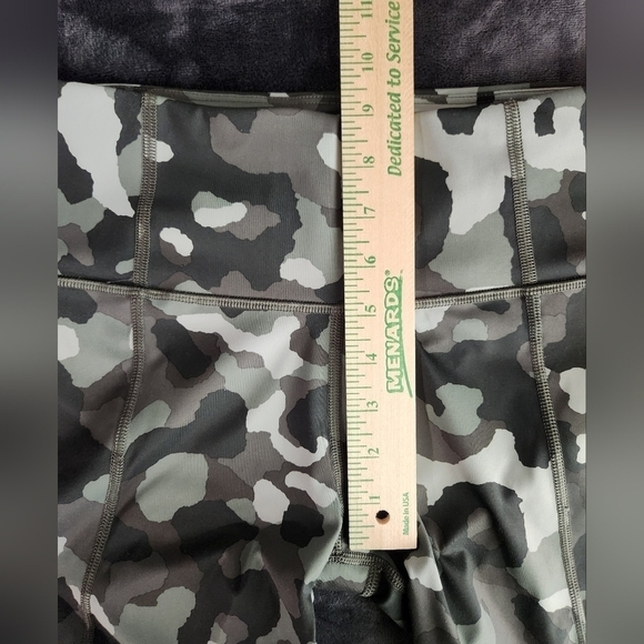 Athleta Lightning Camo Leggings Size Small Green - Picture 14 of 15